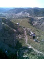 Jisr ash-Shughur, Qalʿat ash-Shugr wa-Bakas, the trail around the two castles