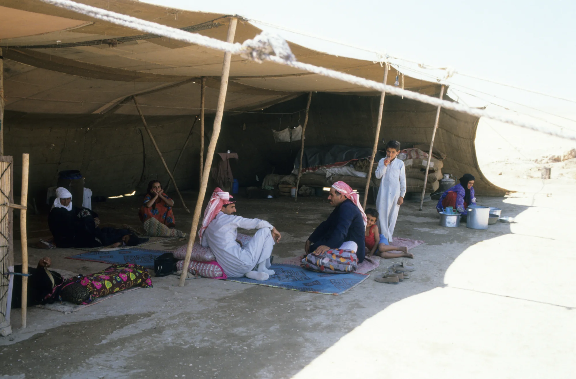 في مقصورة المعيشة لخيمة عائلة من البدو شبه الرحل في منطقة مسكنة