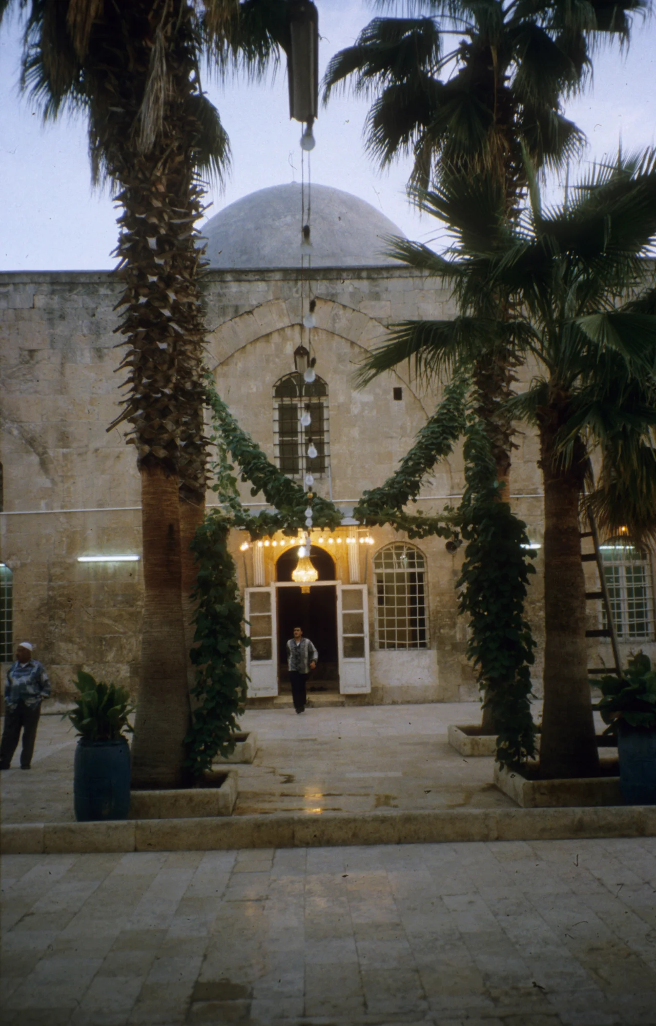 Al-Madrasa as-Sultaniyya, Hoffassade und Eingang der Gebetshalle