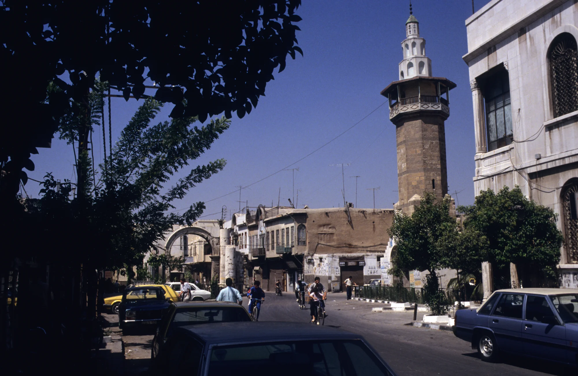 In der "Geraden Straße" mit römischem Torbogen und Al-'Umari-Minaret