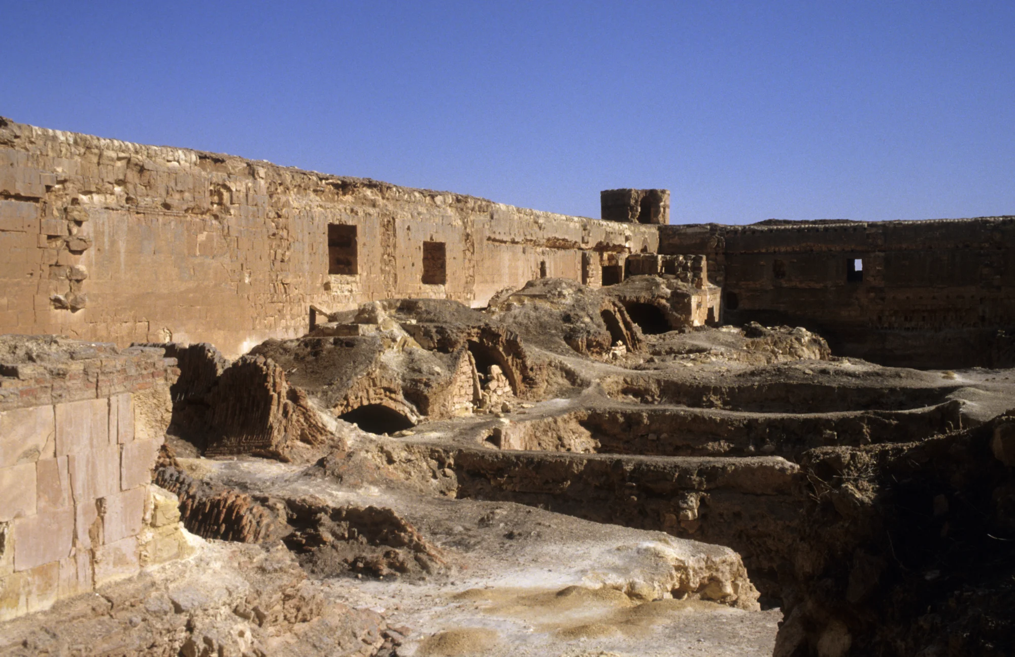قصر الحير الشرقي، مشهد داخلي للقصر الأموي الصحراوية المبكر يُظهر بقايا غرف مقببة في المجمع الغربي