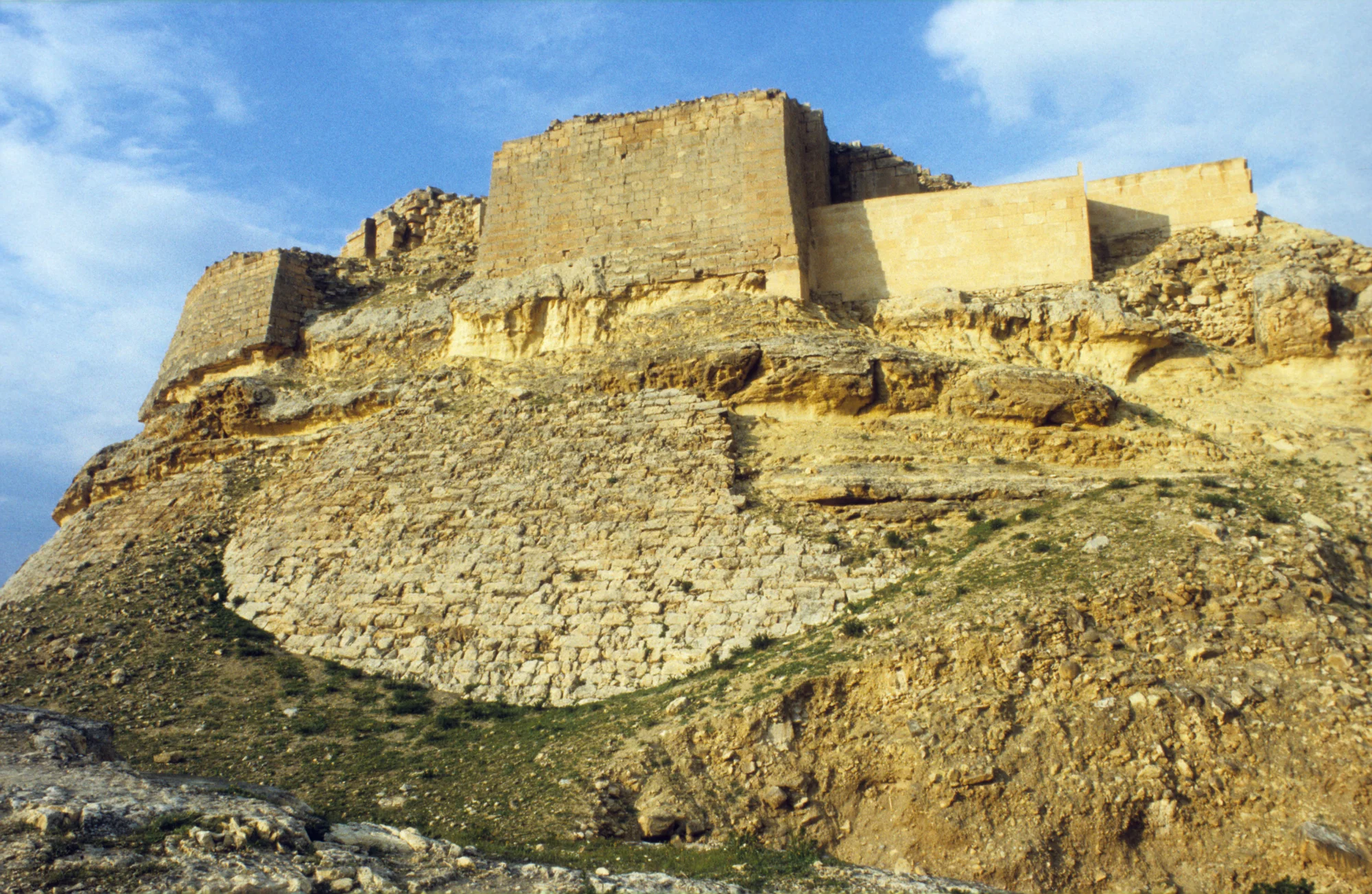 مشهد خارجي لأسوار قلعة نجم