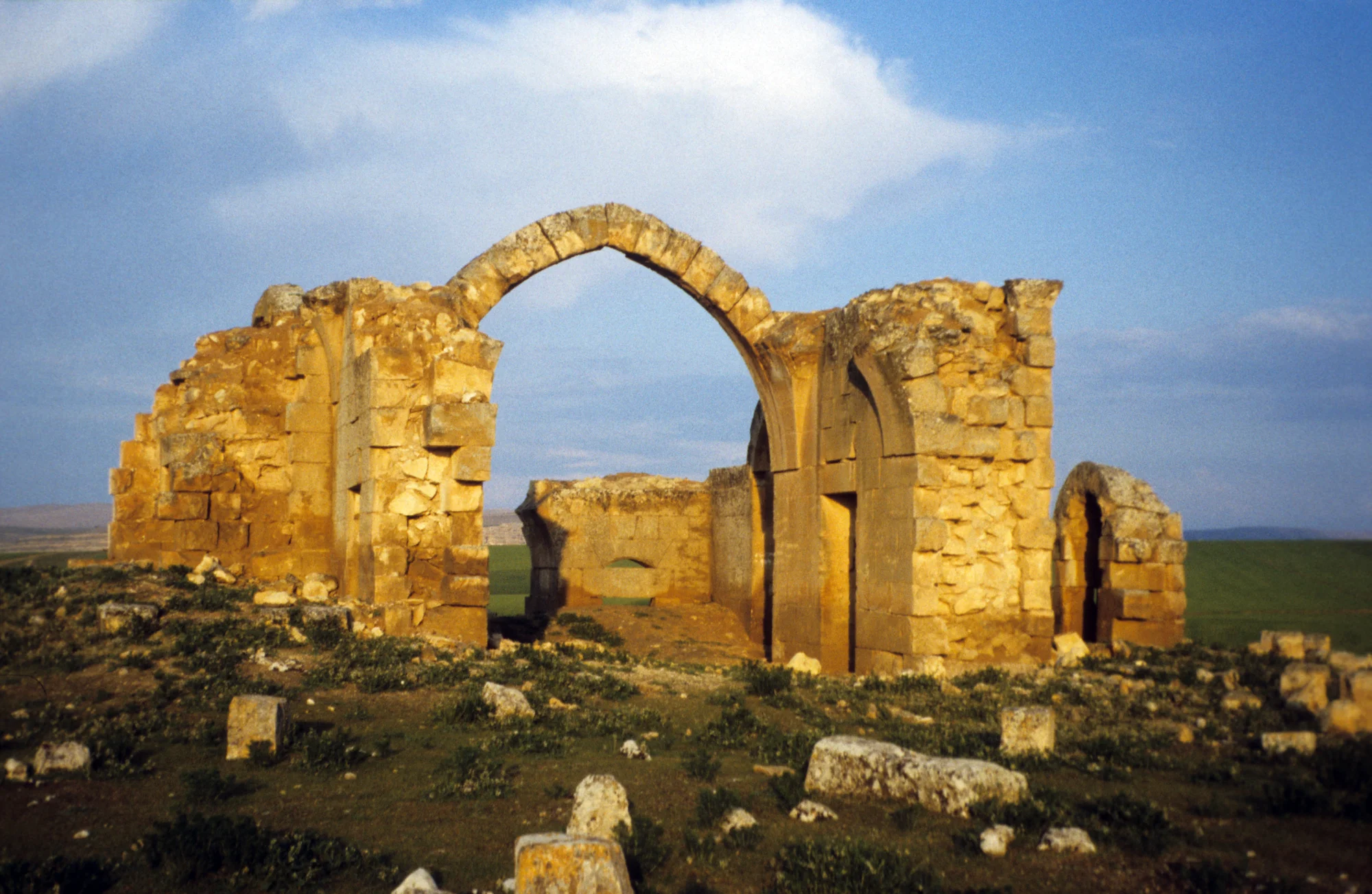 Bauliche Überreste auf dem Friedhof bei der Burg Najm (Qalʿat Najm)