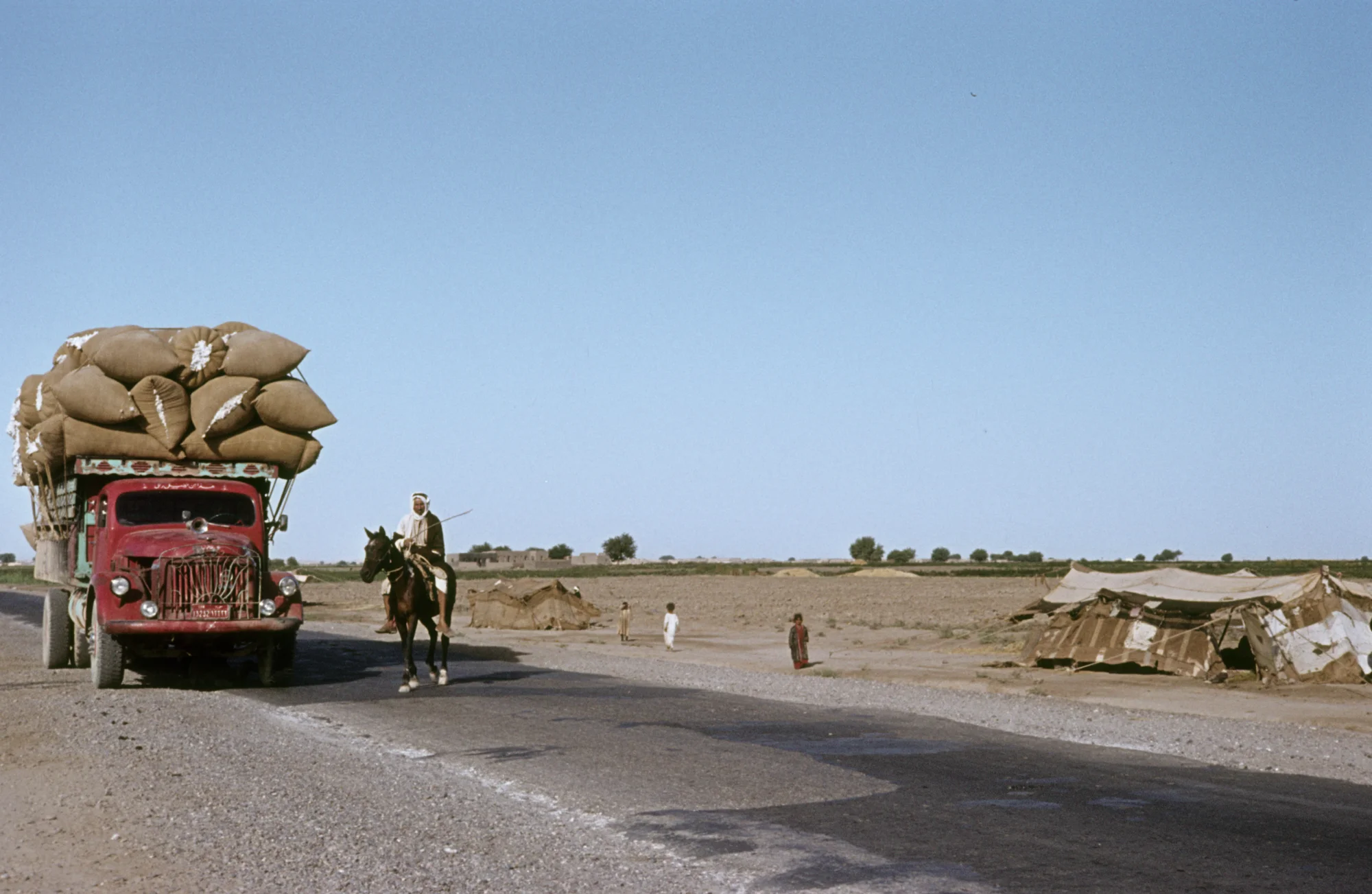 عملية نقل أكياس القطن الخام في ريف الرقة