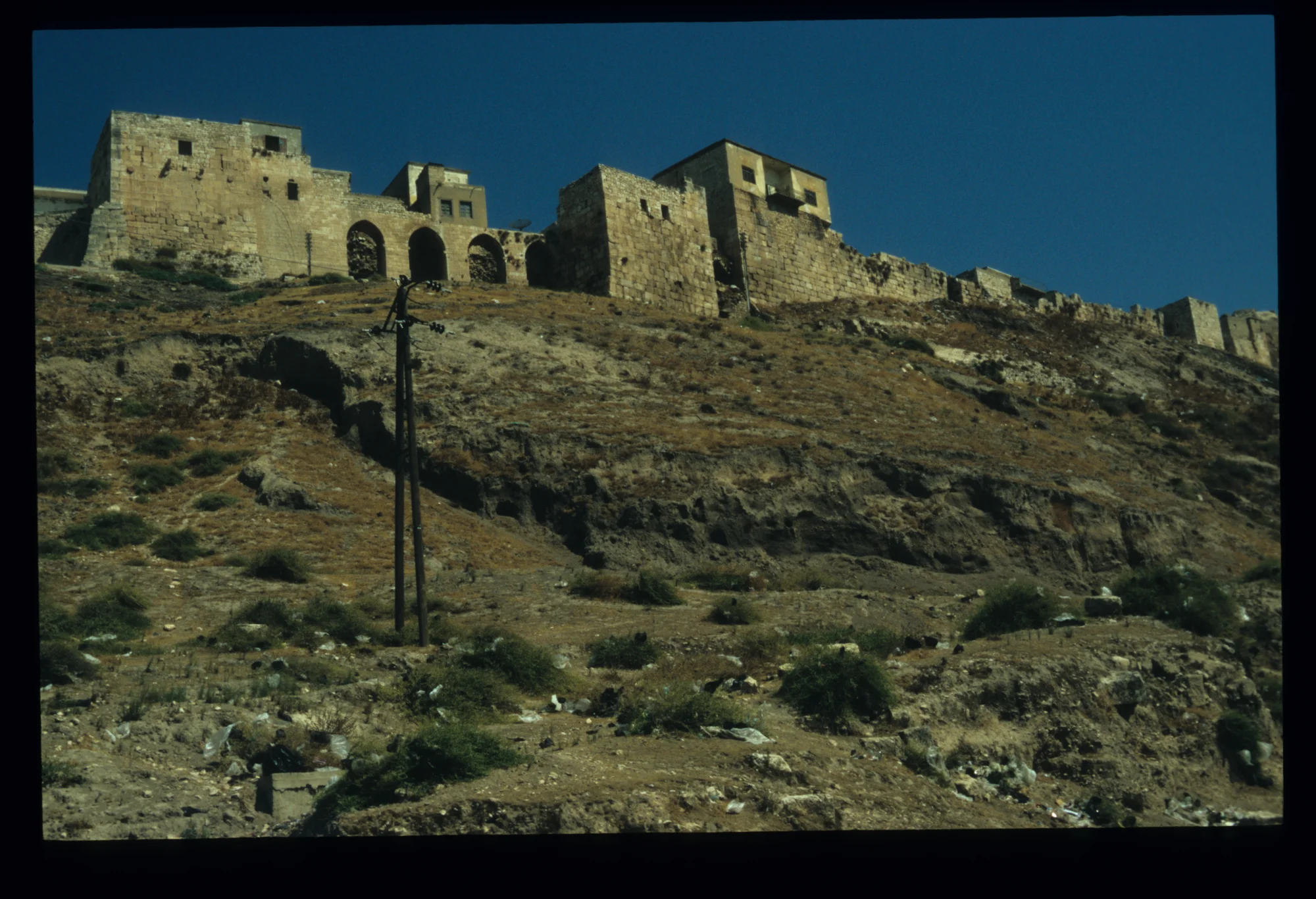 Teilansicht der Burgamuer der Burg al-Mudiq mit ihren Türmen