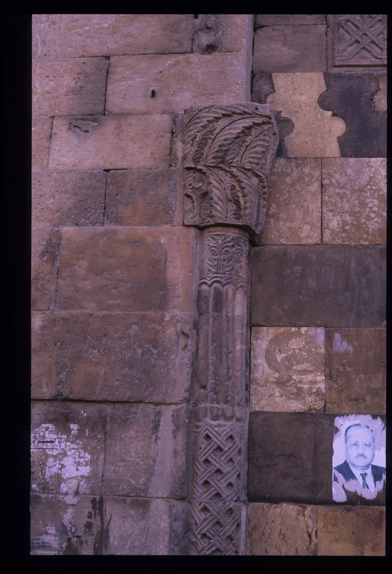 Jamiʿ at-Tawashi, Ostfassade - rahmende Ecksäule einer Fensternische