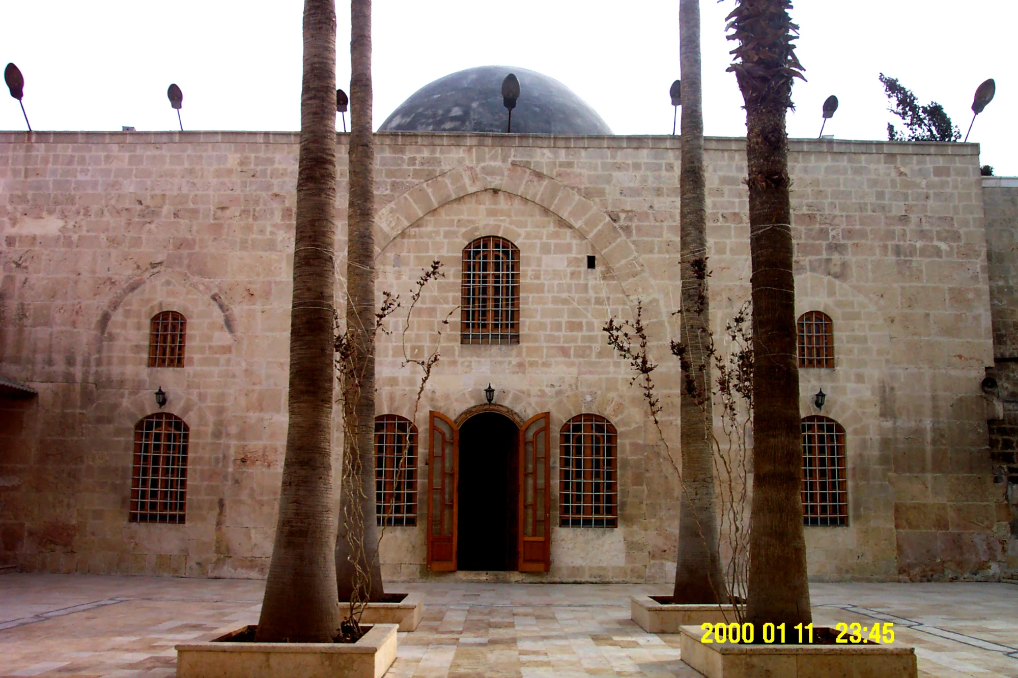 Al-Madrasa as-Sultaniyya, Hoffassade und Eingang der Gebetshalle