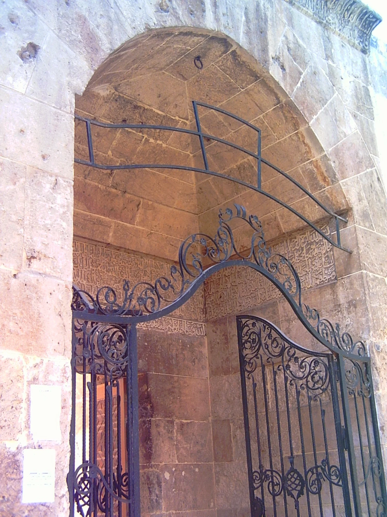 المدرسة السلطانية، المدخل الرئيسي