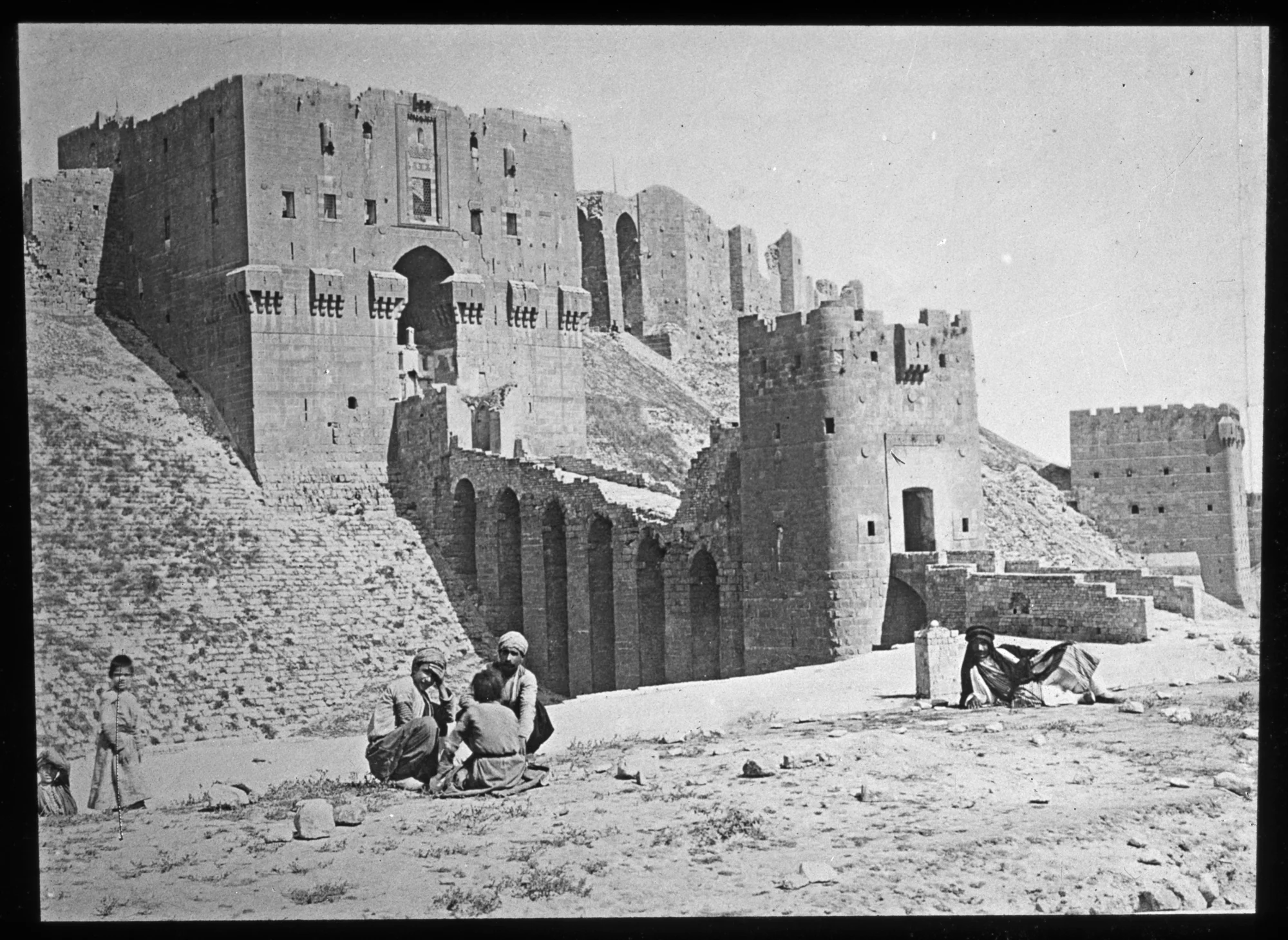 Zitadelle von Aleppo - Torturm und Eingangstorbau, Gesamtansicht mit Zugangsbrücke