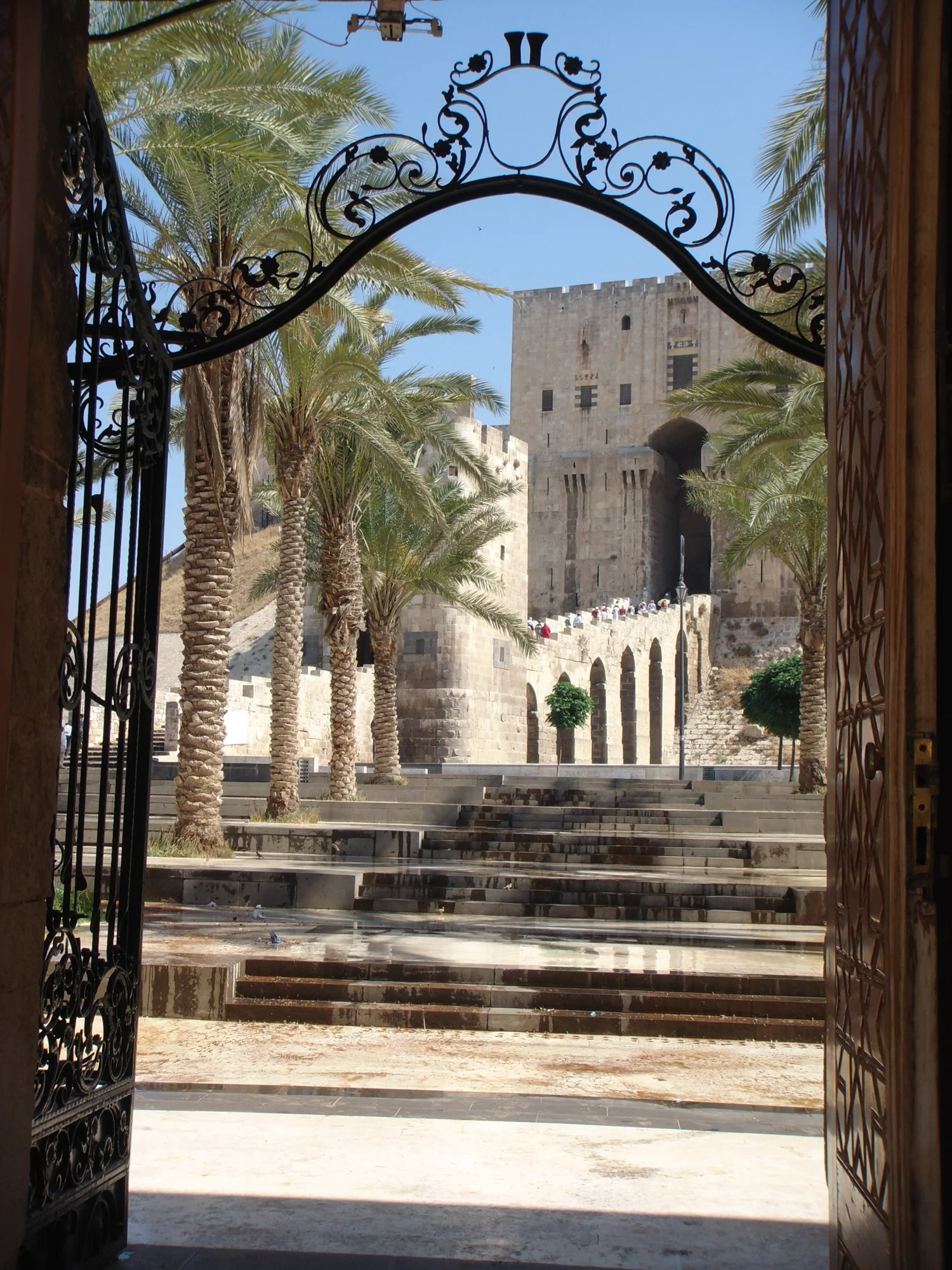 Zitadelle von Aleppo - Torturm und Eingangstorbau, Gesamtansicht mit Zugangsbrücke
