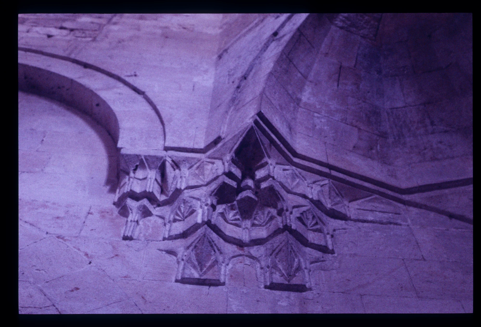 جامع أصلان دادا، تفاصيل من الحنيات الركنية والمقرنصات التي يتم الانتقال بواسطتها من الشكل المربع للقاعة إلي الشكل الدائري للقبة