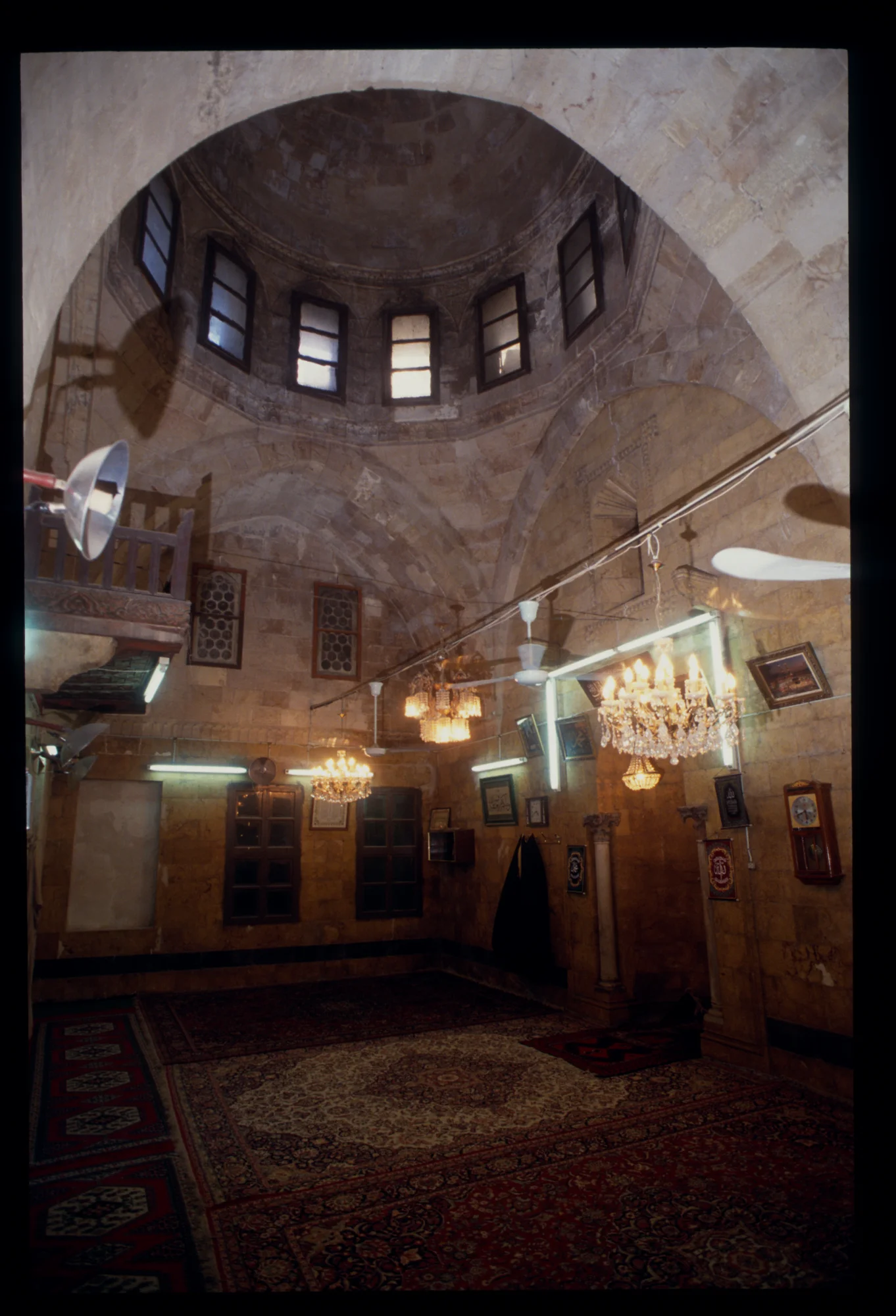 جامع أصلان دادا, مشهد داخلي لقاعة الصلاة (القبلية) يظهر فيها المحراب