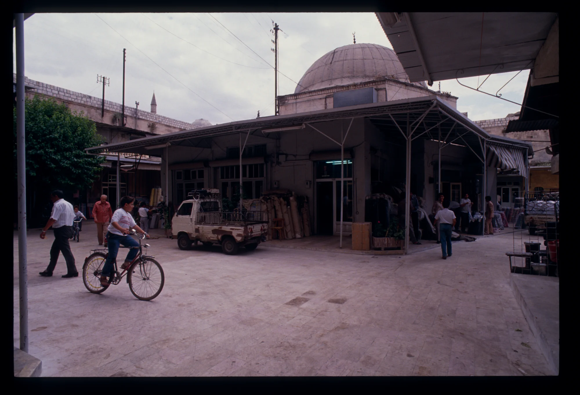 خان الجمرك، مشهد عام للخان يظهر المسجد الذي يتوسط ساحة الخان