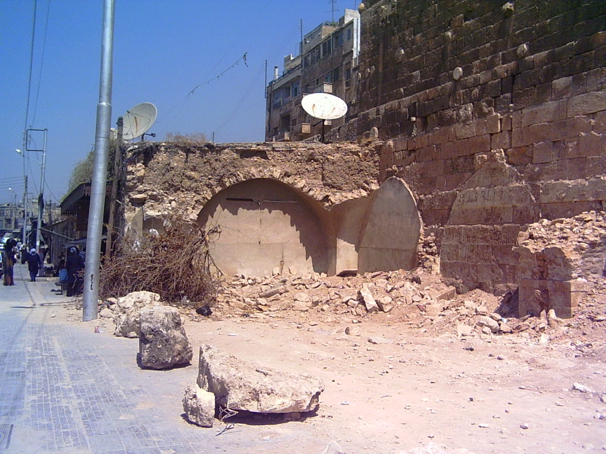 Befestigungsturm nördlich des Bab Antakiya, Ansicht während der Beseitigung historischer Anbauten