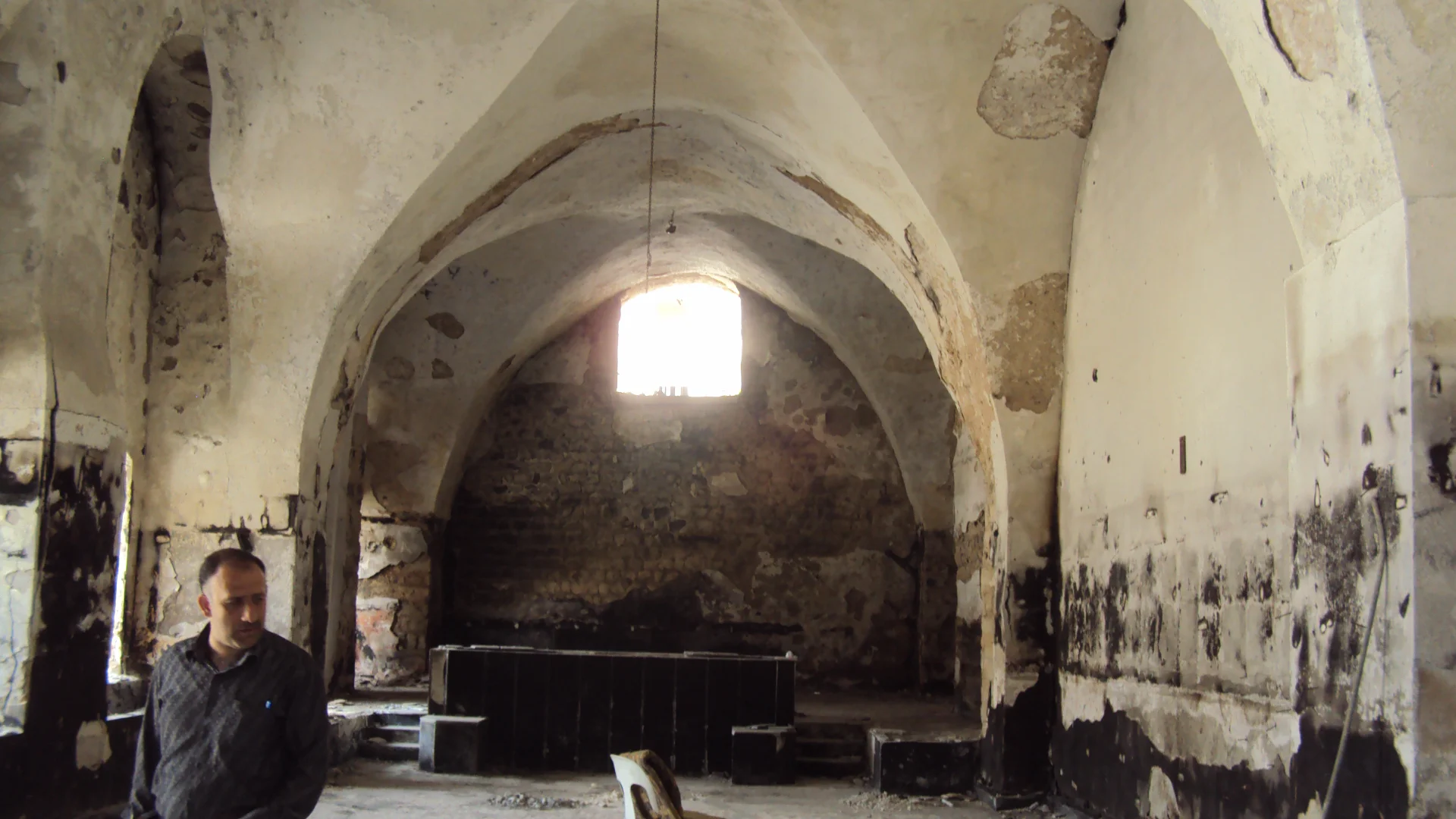 آثار الحريق والتخريب في احدى غرف الجانب الشرقي للباحة، جامع النوري، حمص