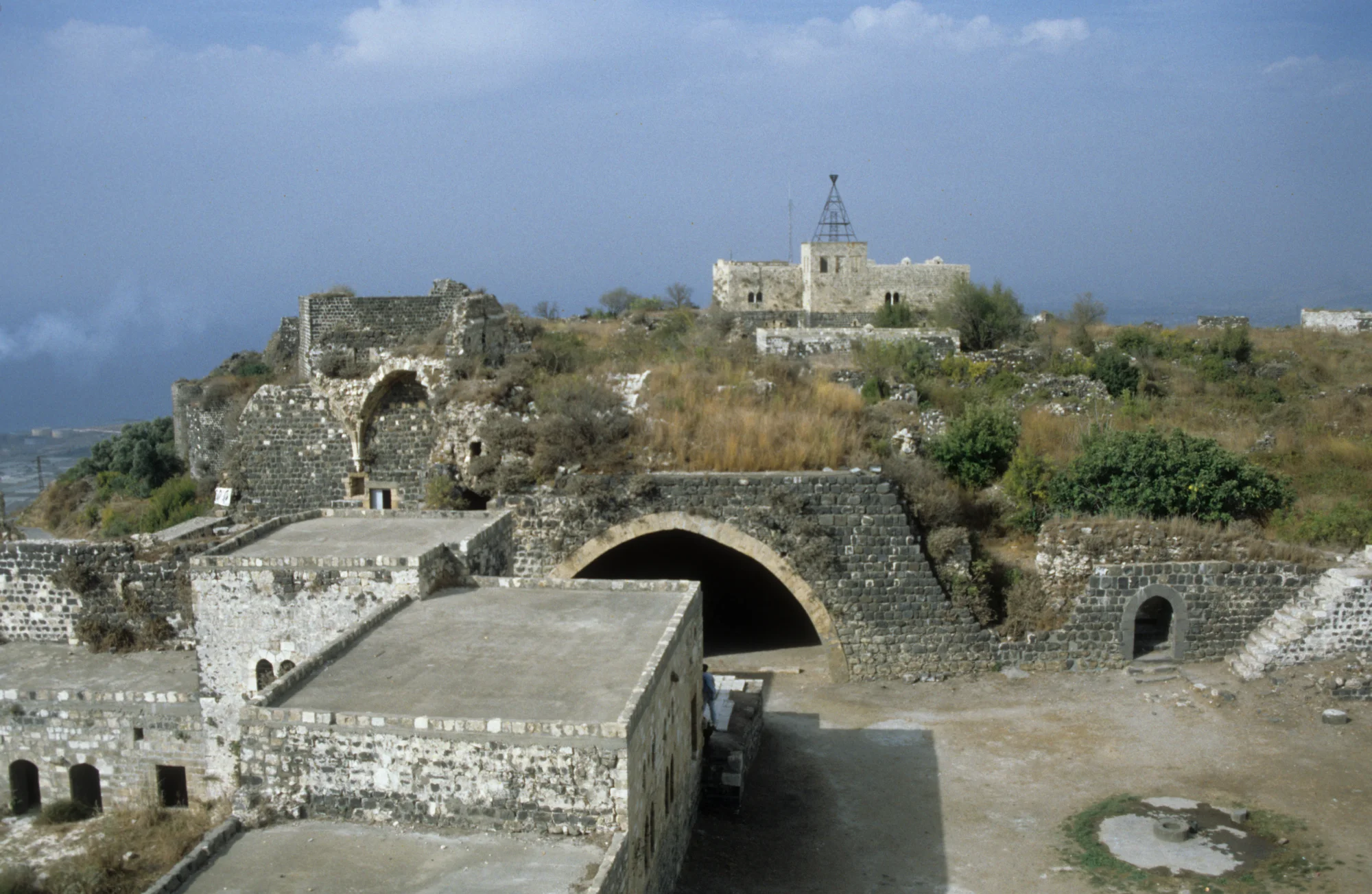 مشهد لعدة منشآت داخل قلعة المرقب