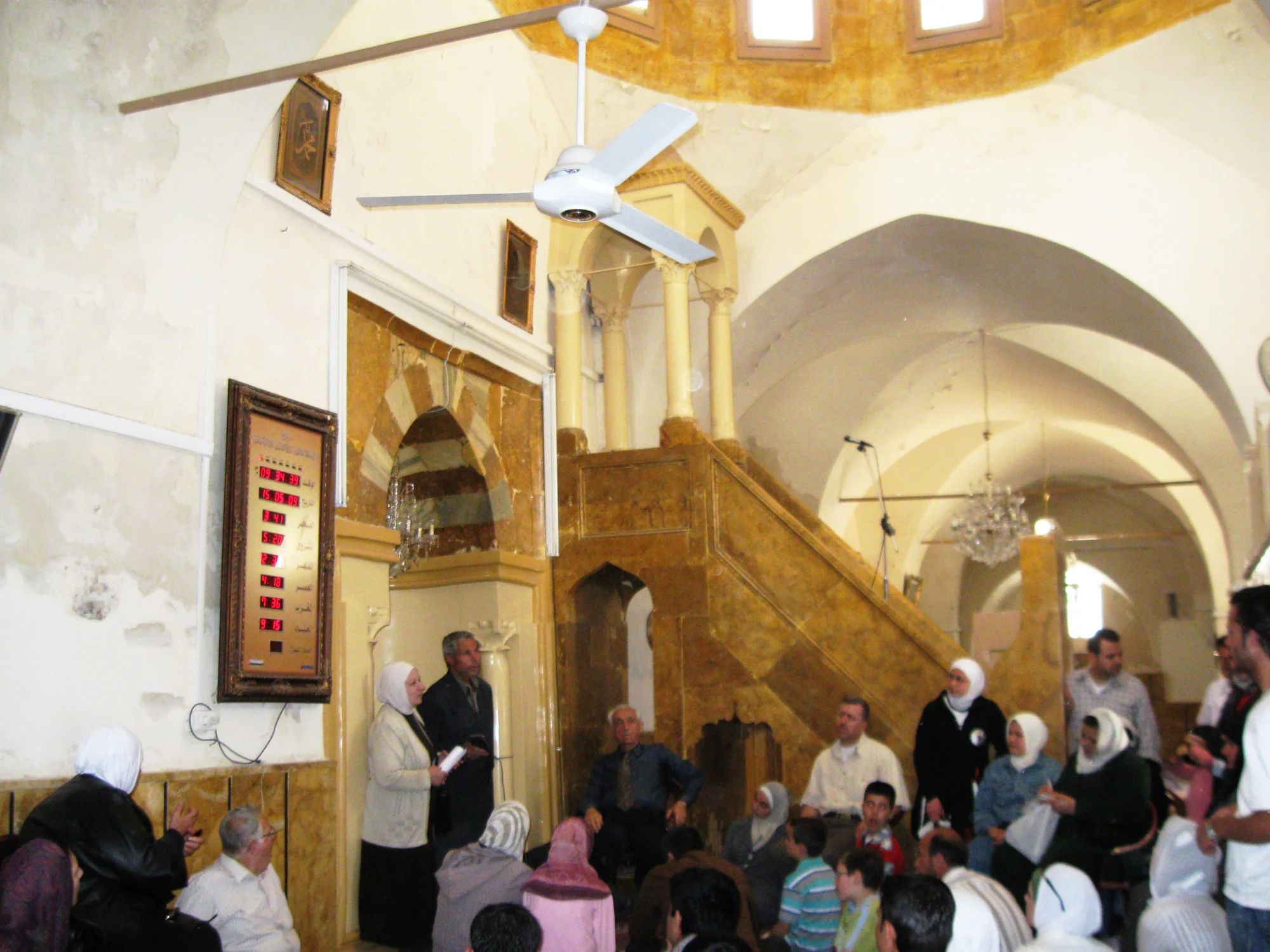 جامع المهمندار، قاعة الصلاة (القبلية) - المنبر