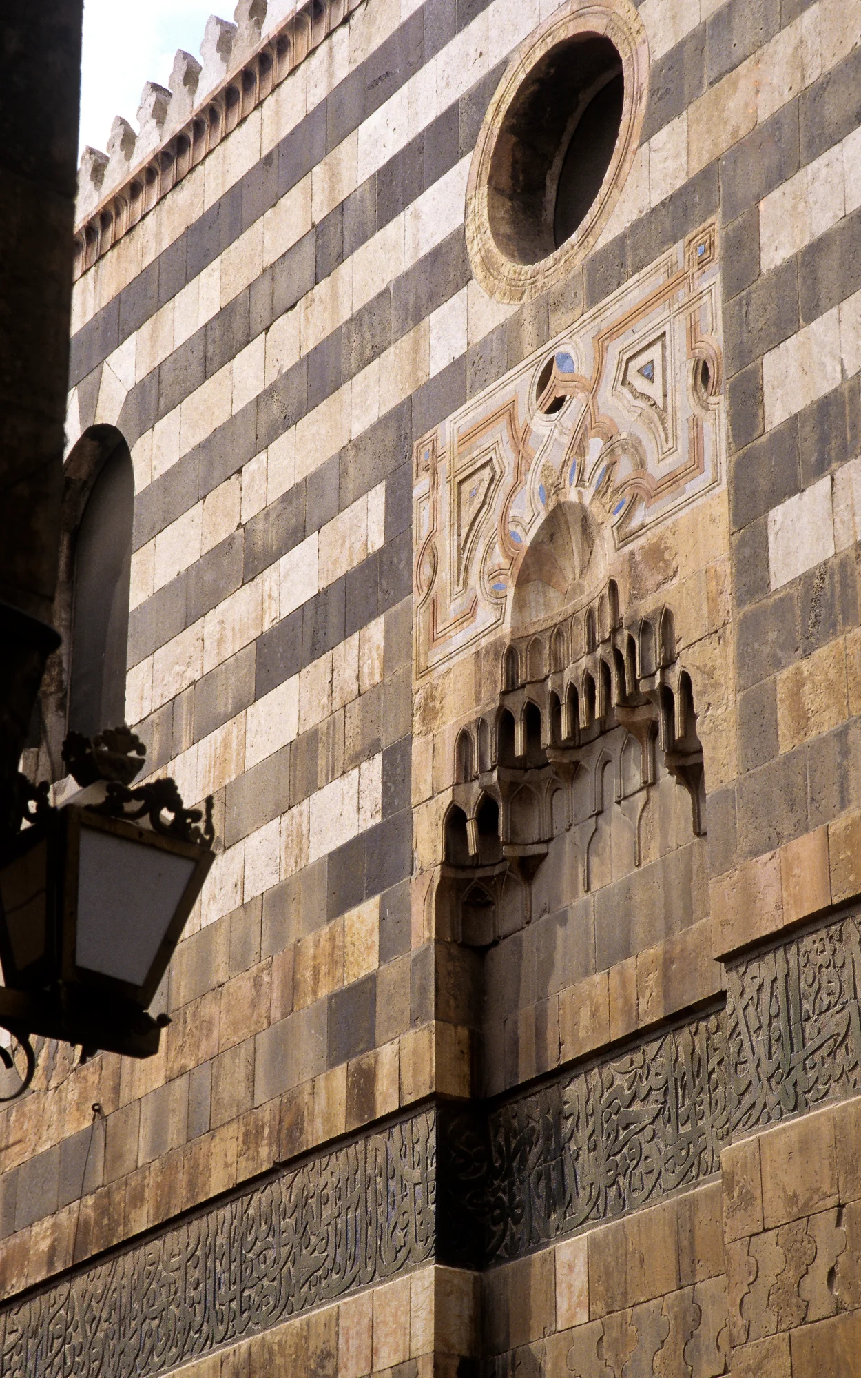 al-Madrasa al-Jaqmaqiyya, Detail der Ostfassade