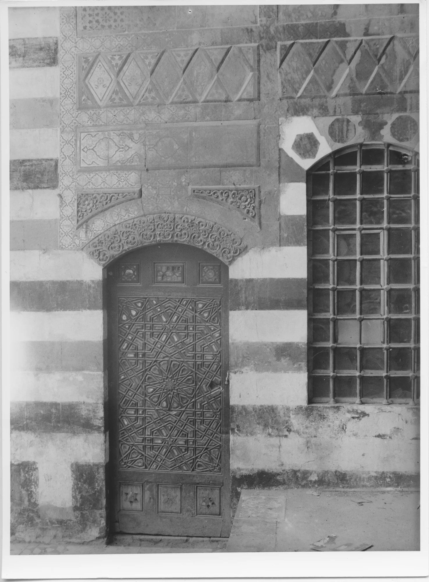باب لغرفة على جانب إيوان بيت القوتلي