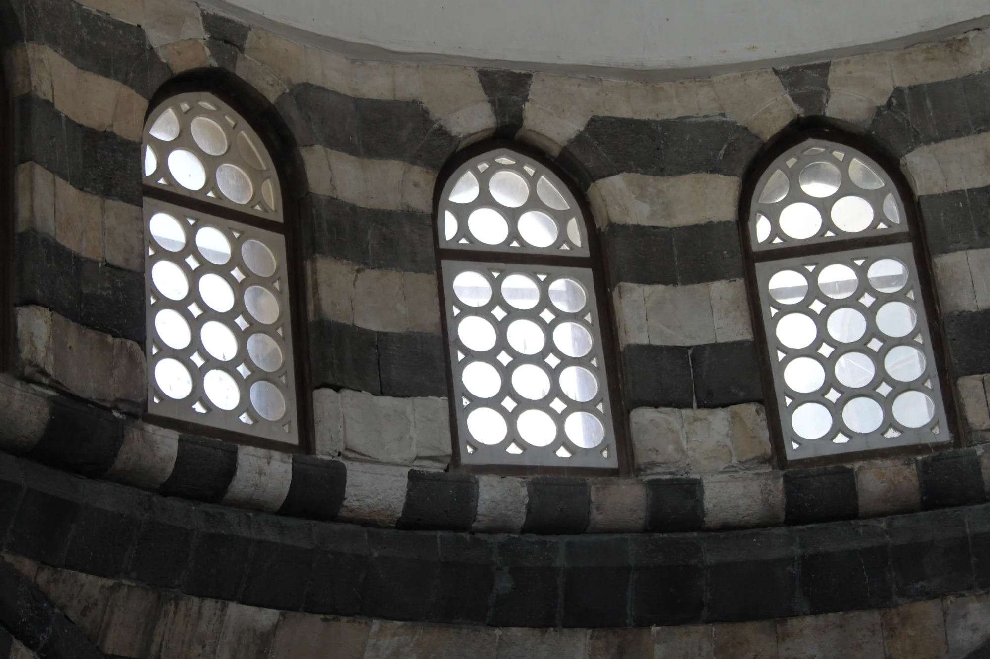 دمشق ، نوافذ على رقبة إحدى القباب في خان أسعد باشا العظم