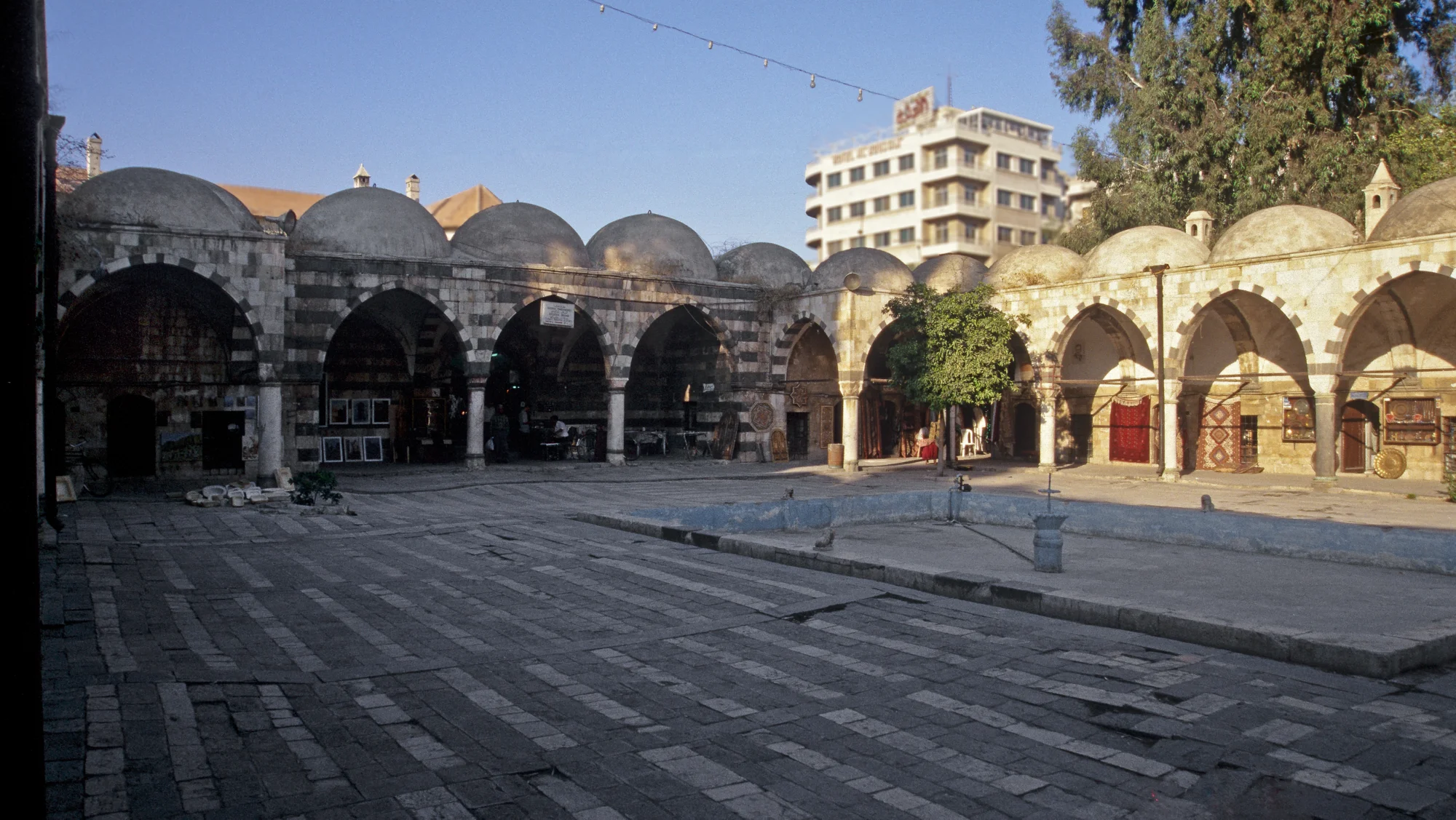 Al-Madrasa as-Salimiyya, Innenhof mit Brunnenbecken und Arkaden