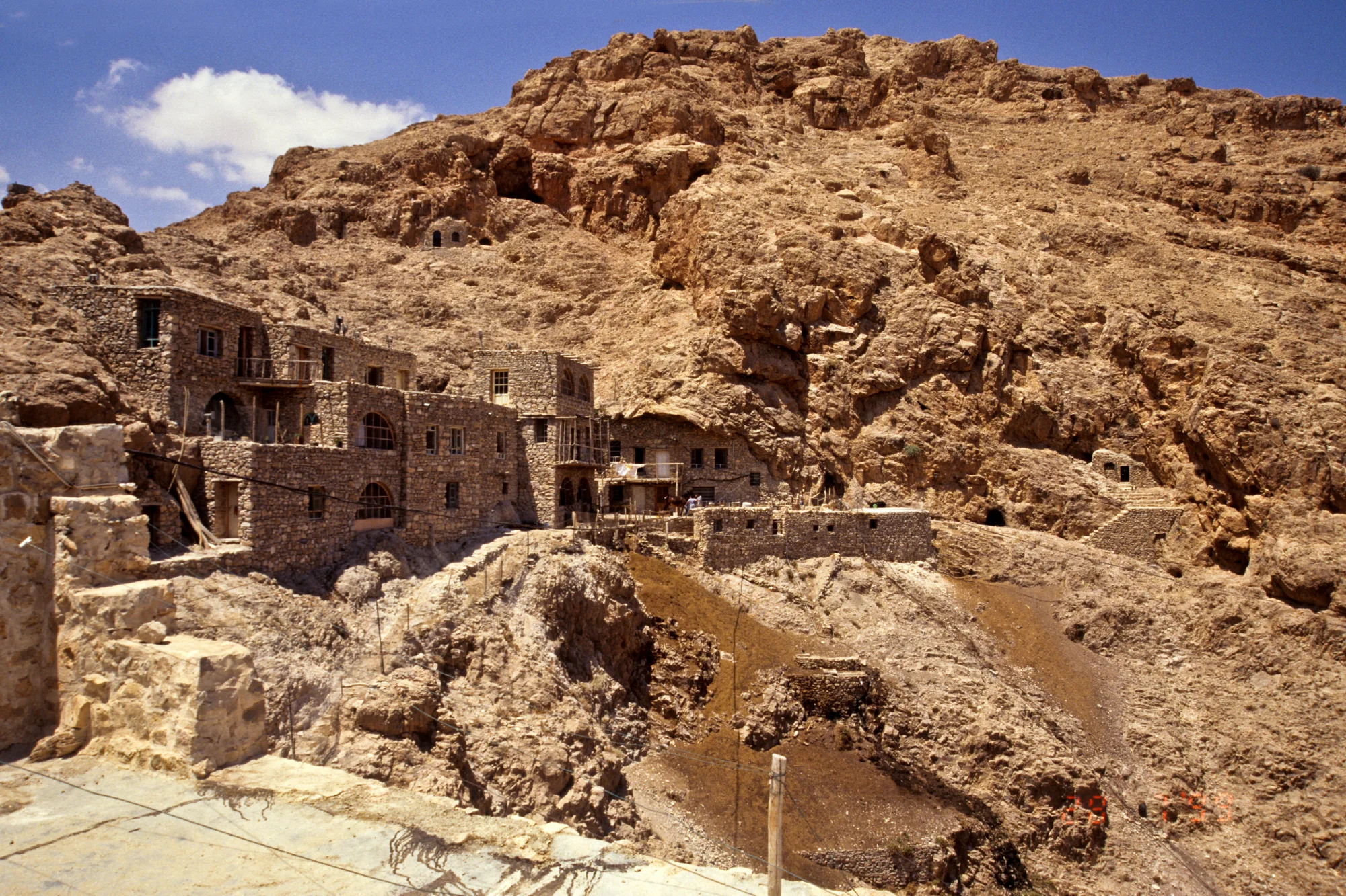 مشهد من فناء الدير نحو الجانب الشمالي الشرقي للوادي، دير مار موسى الحبشي