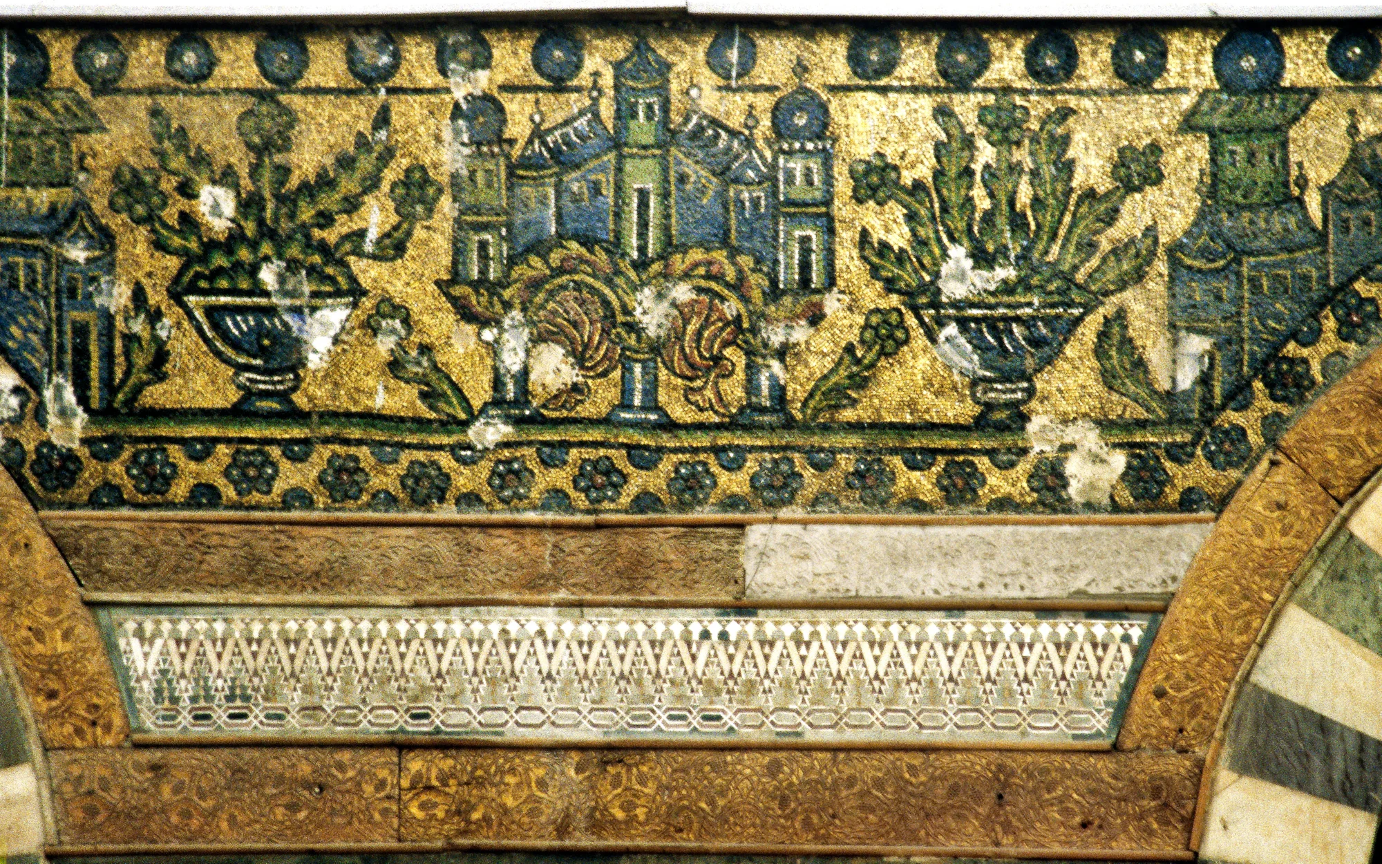 تربة الملك الظاهر بيبرس، تفصيل للرسوم الفسيفسائية التي تكسو الجدار القبلي للتربة