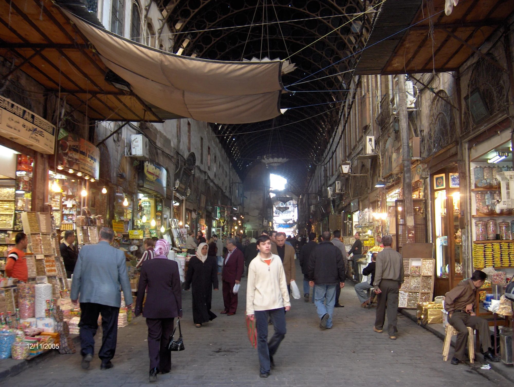 مشهد في سوق البزورية، دمشق القديمة