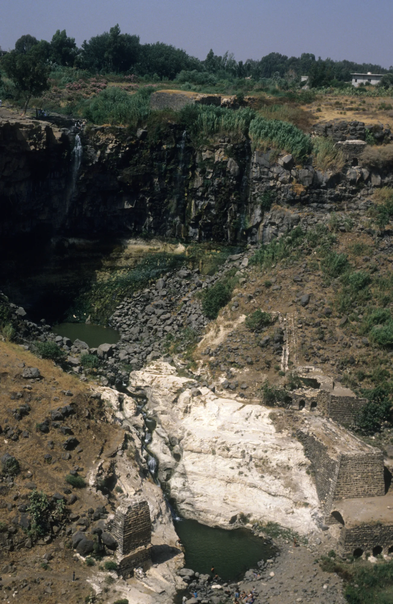 Reste von Wassermühlen an den Wasserfällen von Tall Shihab