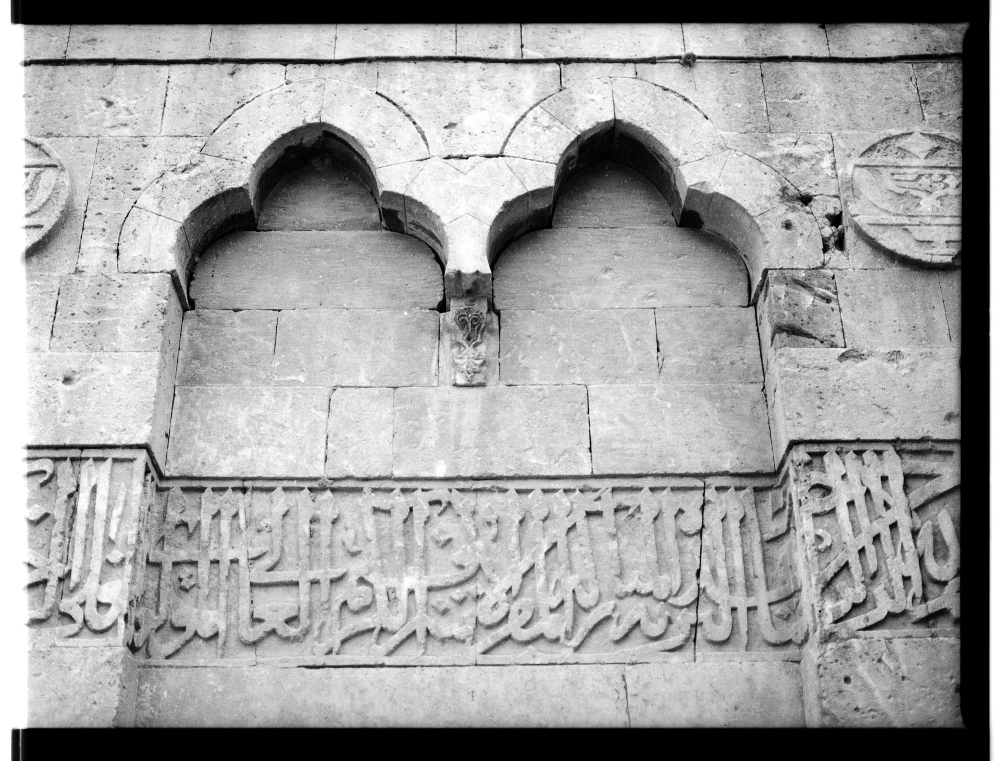 Turbat Khaʾirbak, Westfassade des Mausoleums mit Inschriftenband
