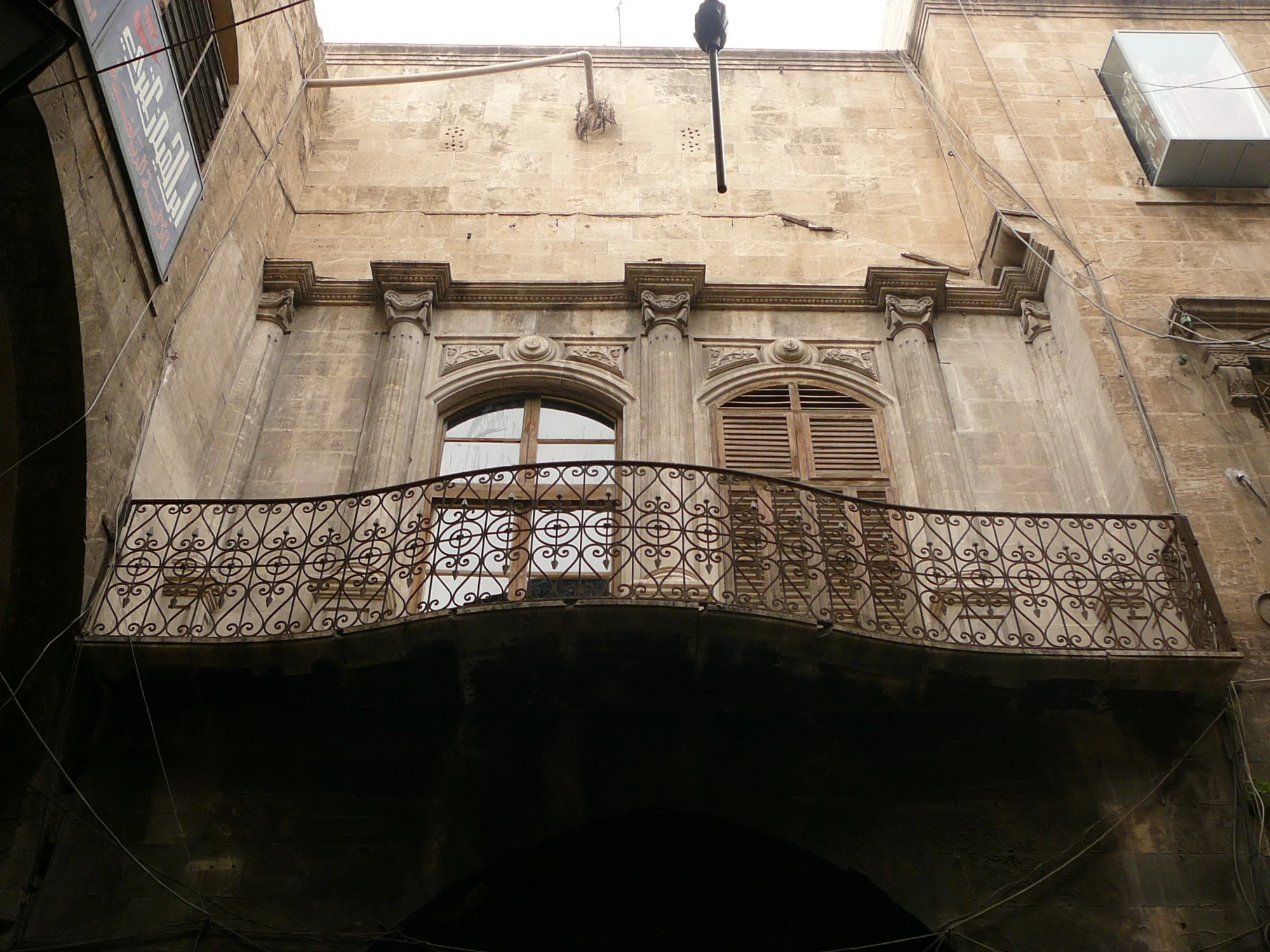 Balkon über dem Eingangsportal des Khan al-Harir