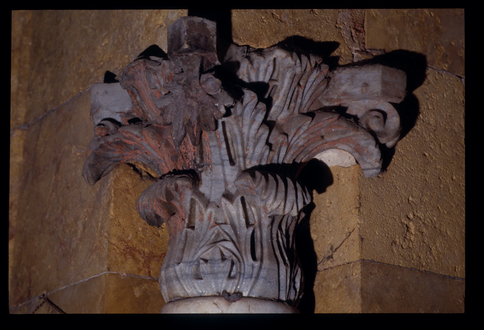 Jamiʿ Aslan Dada, Corinthian marble capital decorating the prayer niche