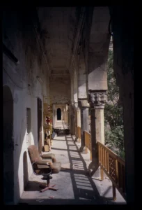 Khan al-Wazir, view of the arcade in the first floor