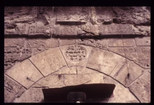 Jamiʿ ash-Shuʿaybiyya, west facade - entrance blocked by a wall with a door opening surmounted by an arch