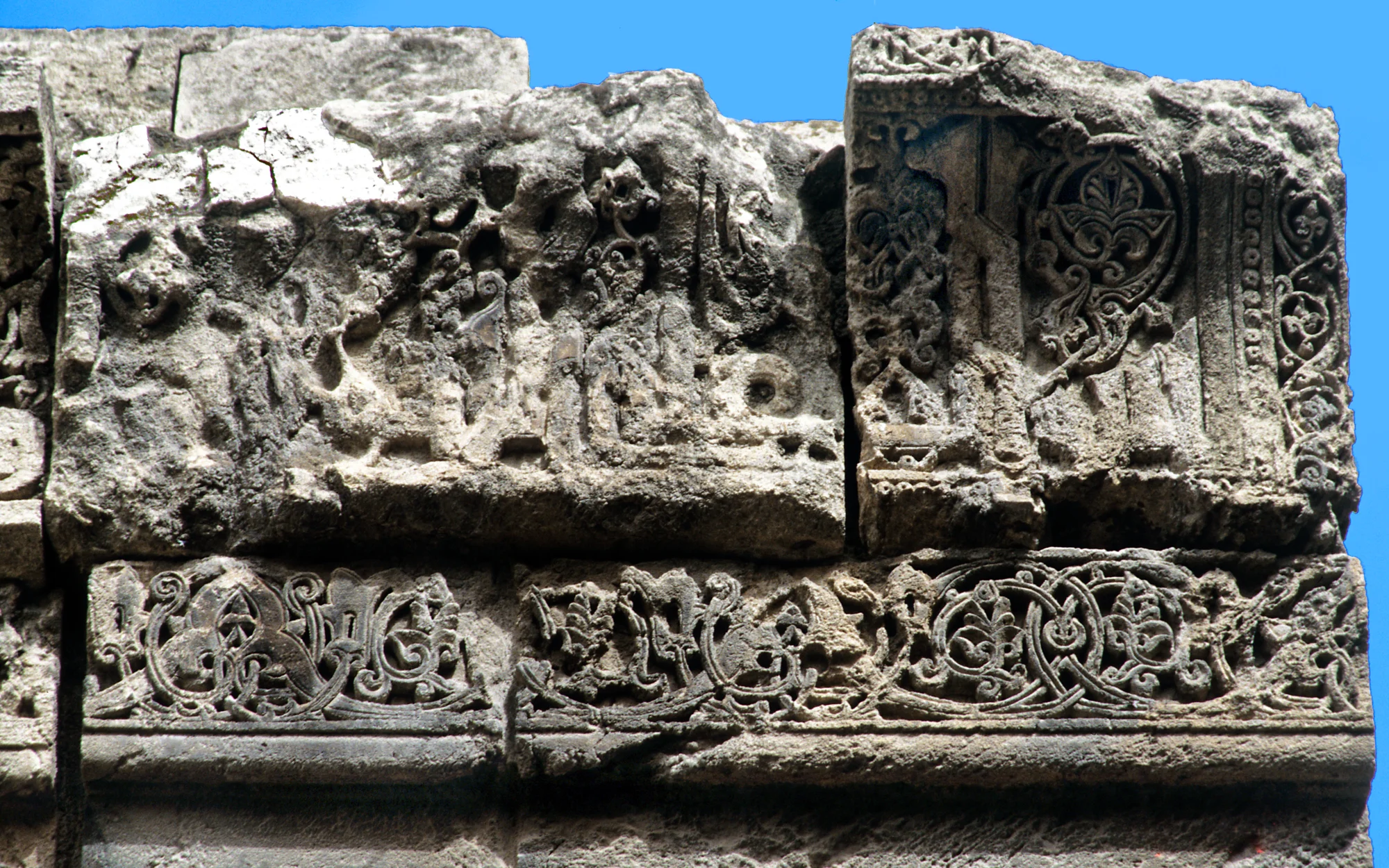 Jamiʿ ash-Shuʿaybiyya, the upper part - a cornice with floral motifs and a Qur'anic text in Kufic script