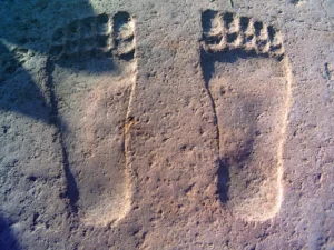 Carved giant footprints at the threshold of the entrance of ʿAyn Dara temple