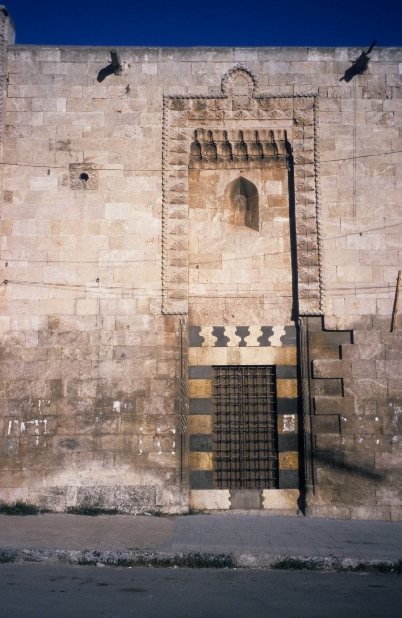 Jamiʿ al-Utrush, western facade - decorated window