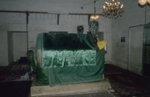 Madrasat al-Firdaws, a grave on the east of prayer hall