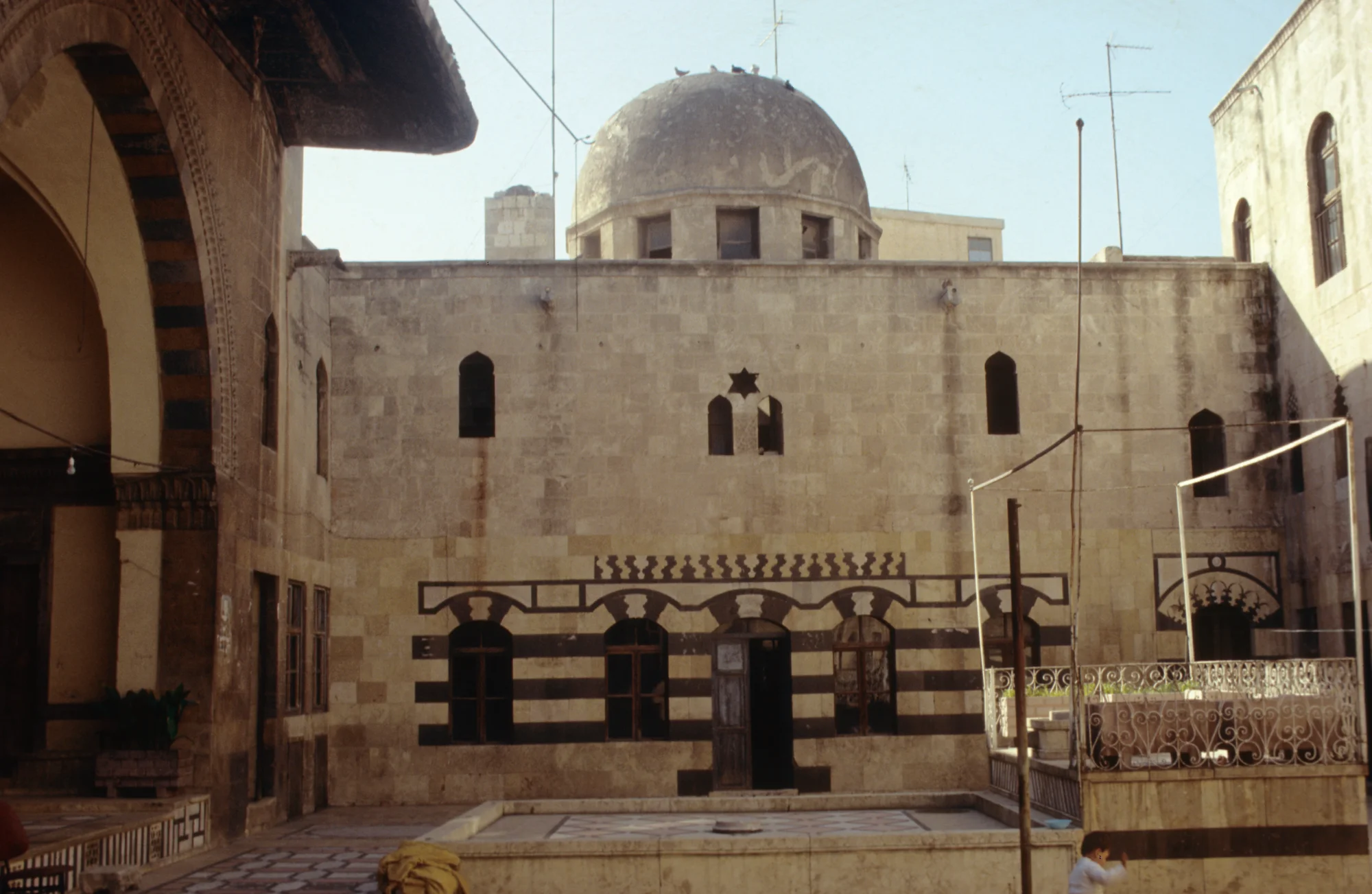 Bayt Ghazala, courtyard and western facade - the main hall facade
