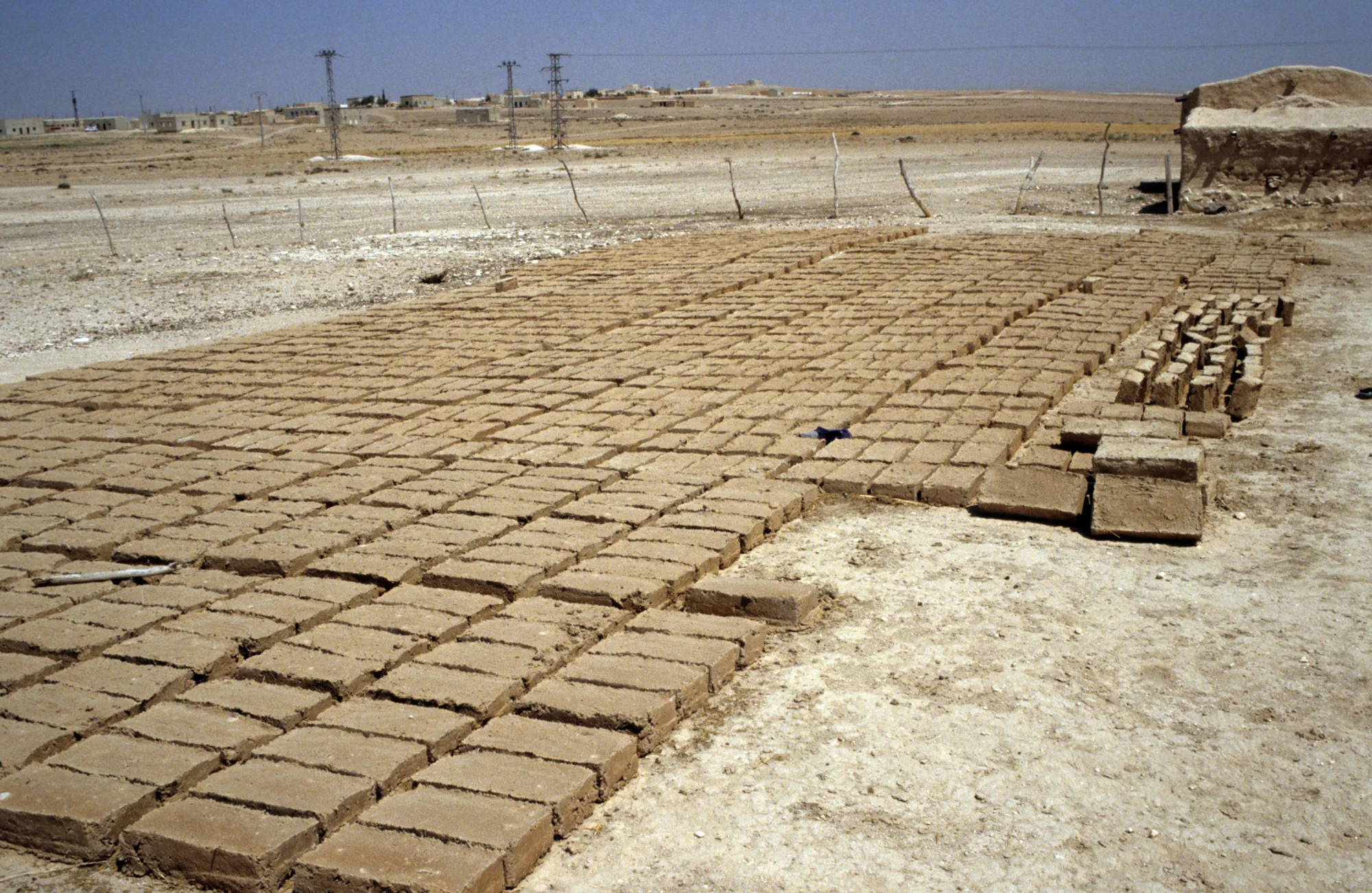 Habuba Kabira, clay bricks are drying - at the edge of the village, because there is enough space