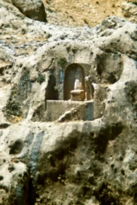 Tombe carved into the rock, ʿAyn as-Sahib