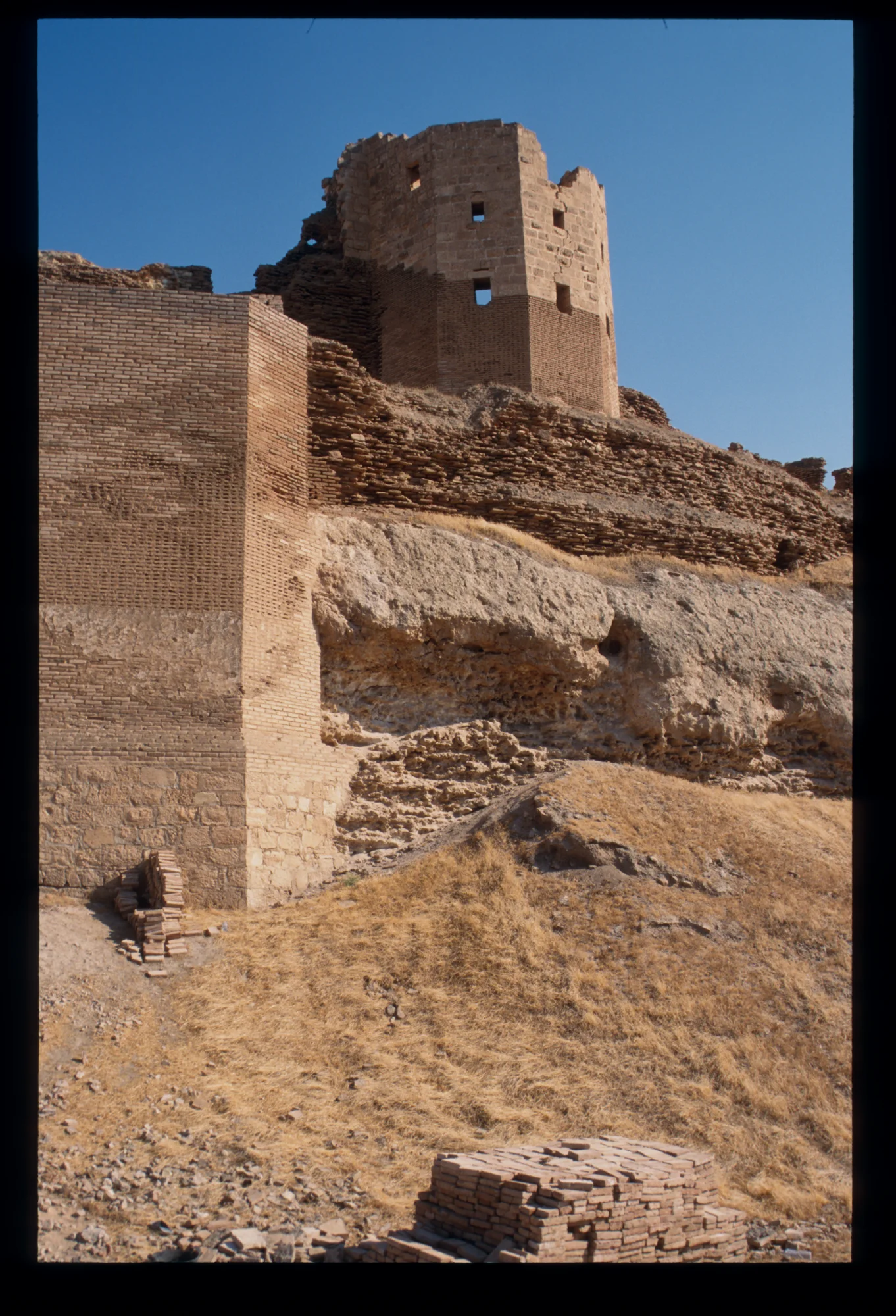 A photo of two towers, Jaʿbar castle