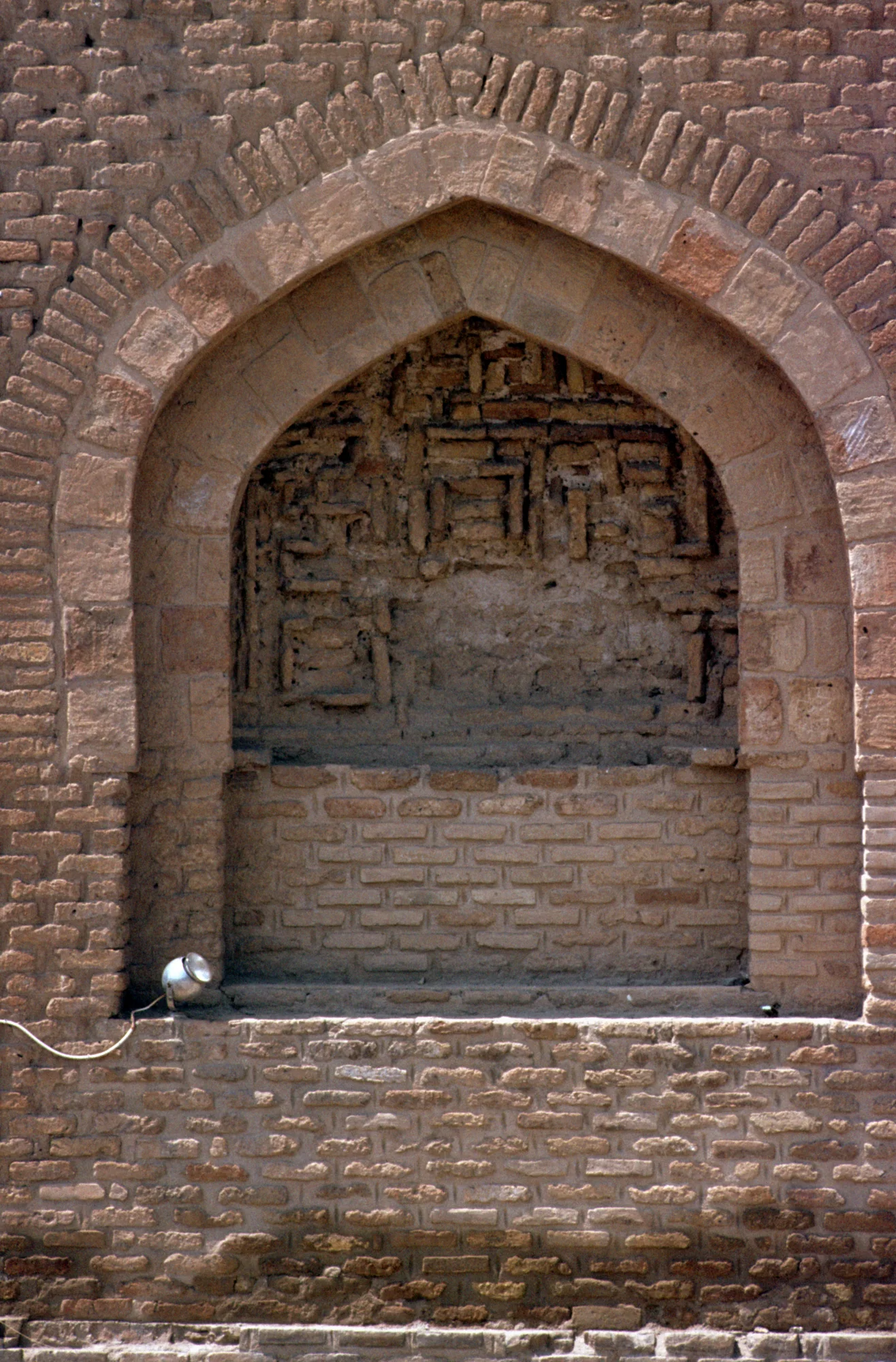 Raqqa, Baghdad Gate, geometric decorations in the niche, built with bricks
