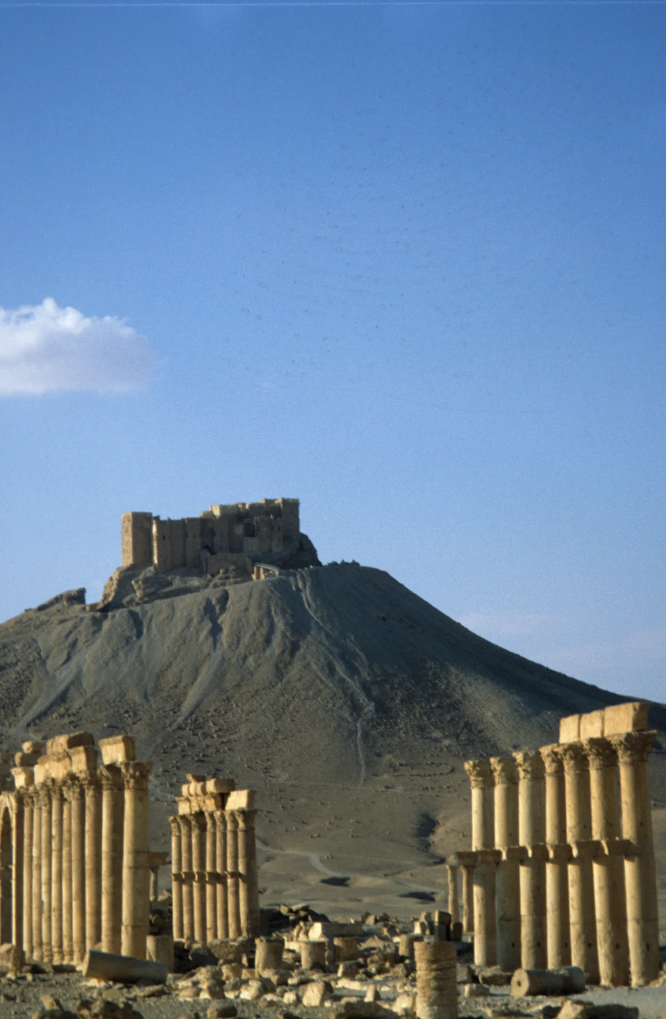 Palmyra, Colonnaded axis and Qalʿat Ibn Mʿan in the back