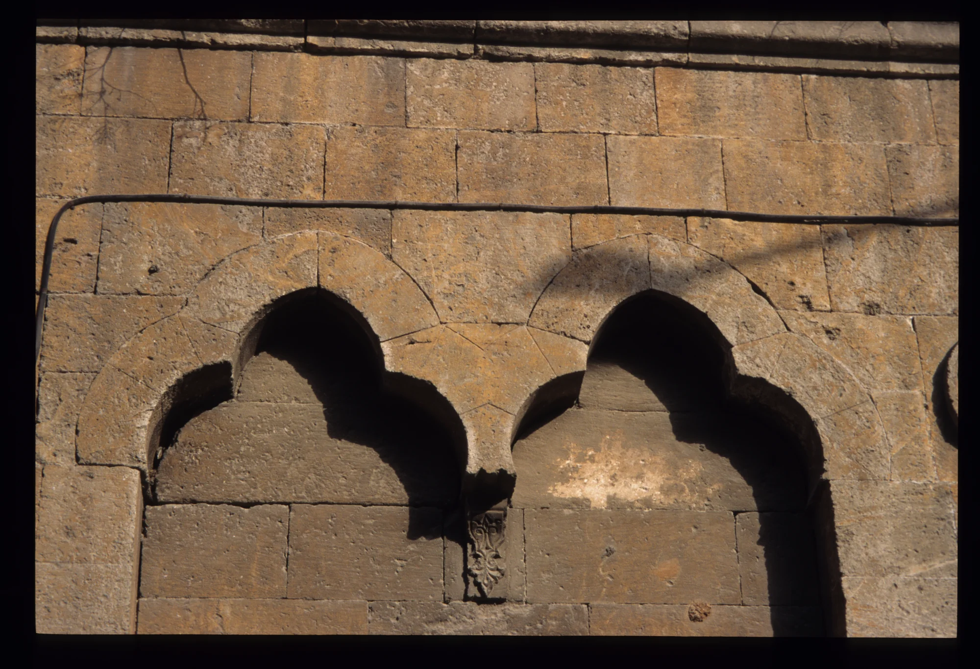 Turbat Khaʾirbak (mausoleum), western facade - niche with trefoil arches