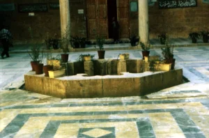 Madrasat al-Firdaws, lobed octagonal basin in the centre of courtyard
