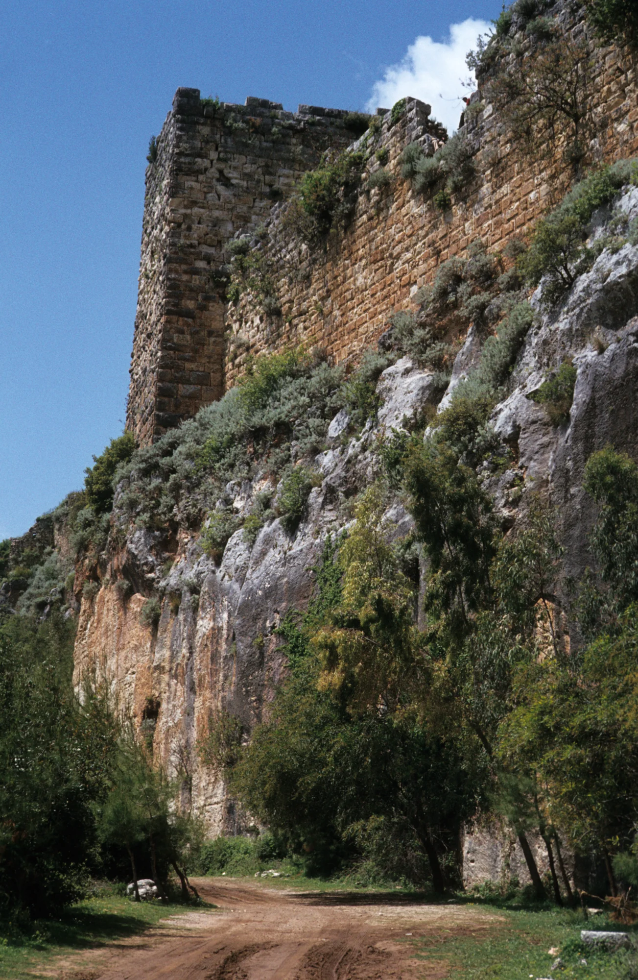 Salah ad-Din Castle, massive castle walls above the vertical rock face
