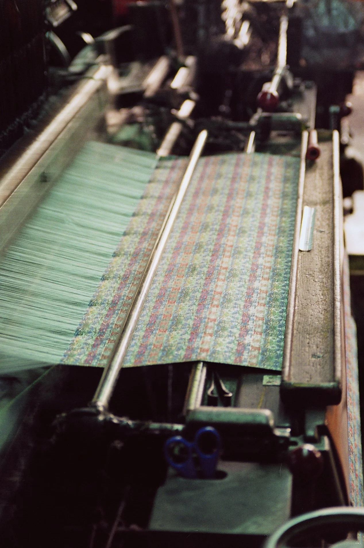 Ein mechanischer Webstuhl in der Textilfabrik der Familie Mezannar