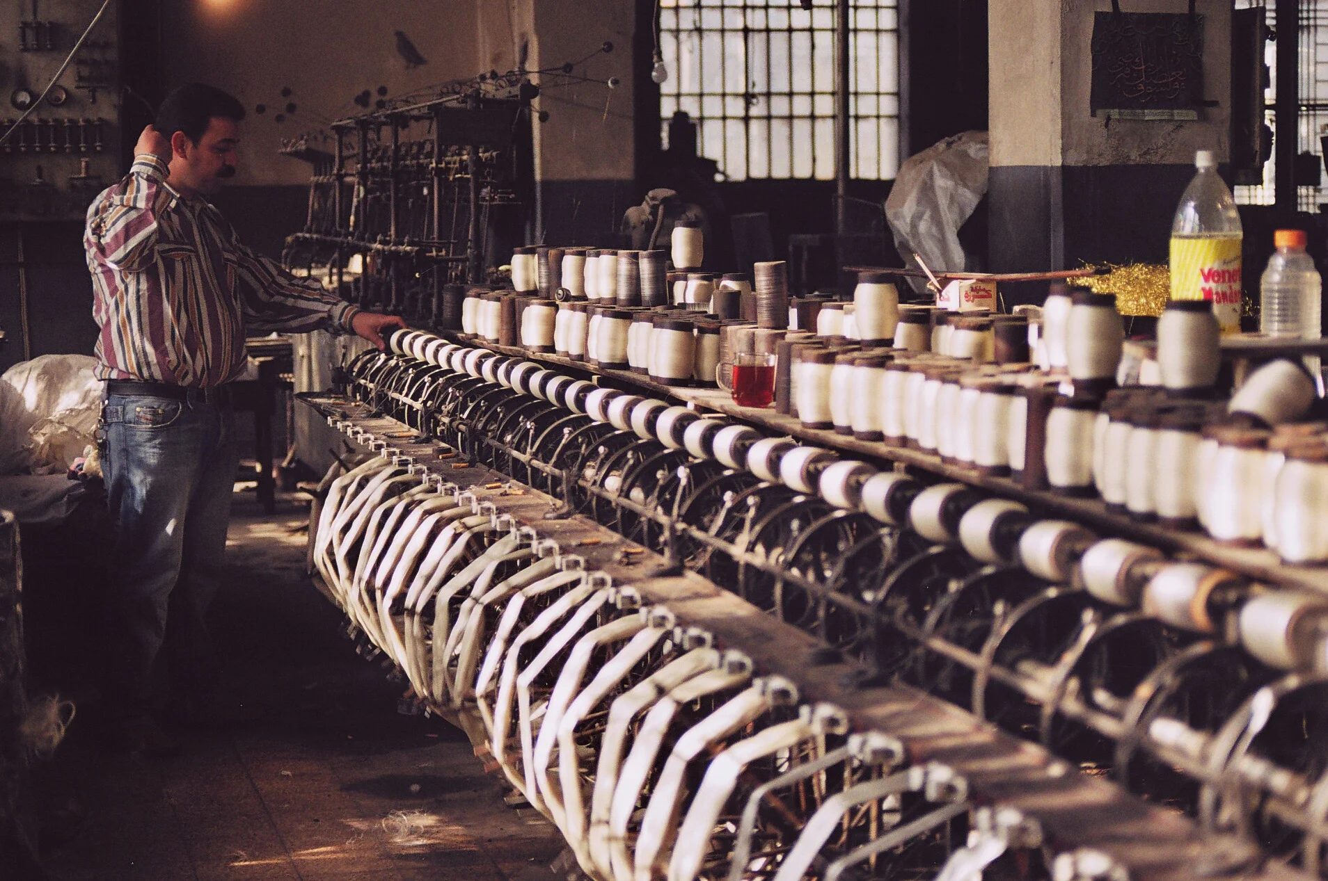 Vorbereitung der Spulen in der Textilfabrik der Familie Mezannar