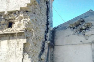 ظاهرة الضرر، انفصال قشرة خارجية من طبقات الجدار، كنيسة سان سالفاتوري، كامبي، بيروغيا، إيطاليا